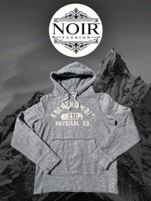 Grå hoodie Abercrombie & Fitch - Säljer denna sällsynta och mycket eftertraktade Abercrombie hoodien | Passar 175-185 | Mycket bra skick | Vid eventuella frågor hör gärna av dig och erbjuder bra pris vid köp av bundle😁✅ Snygg used look!