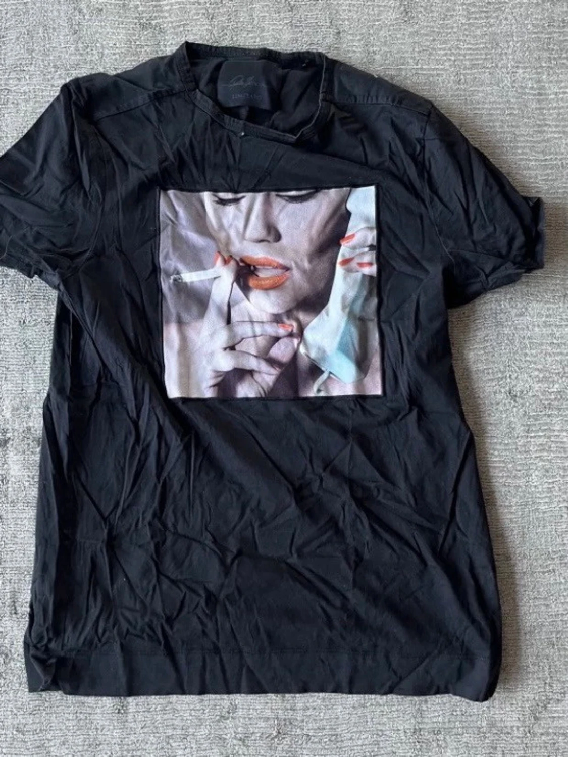 Svart t-shirt med grafiskt tryck Limtato