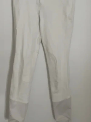 Vita ridbyxor från CRW - Säljer ett par vita ridbyxor från CRW med raka ben och bred resår i midjan. Byxorna har stretch partier längst ner vid bensluten. Perfekta för tävling!