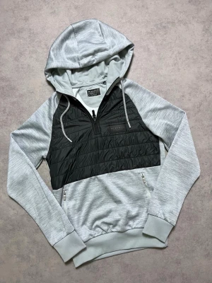 McKenzie hoodie - Säljer nu denna sjukt feta hoodien! As bra skick de ända felet är en liten fläck som syns på bilden 