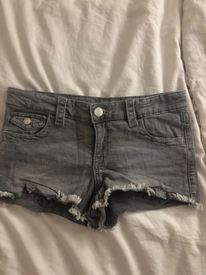 Jeans shorts gråa från Gina Tricot!  - Jeans shorts gråa från Gina! bra skick och bra kvalitet! 🩷 storlek 158! 