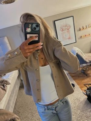 Beige kofta  - Söt kofta från H&M, kan användas som en fin kappa också till våren. 💐