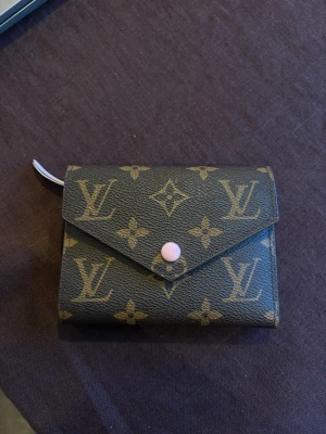 Plånbok med logga - Rymmer det mesta. Ny