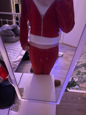 Röda mjukisbyxor med dragsko - Säljer ett par röda mjukisbyxor med dragsko i midjan och smal passform. Byxorna är i mjukt material och perfekta för chill dagar hemma. Matchar snyggt med en hoodie eller crop top för en avslappnad look.