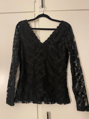 Spets topp vero Moda  - Aldrig använd, mycket bra skick 