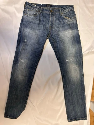 Jack and Jones jeans  - Säljer de här snygga Jack and Jones jeansen i storlek W32 L32 i modellen slimfit/glenn. Jeansen har både en snygg tvätt och snygga slitningar. Priset är inte fast utan går att diskutera!
