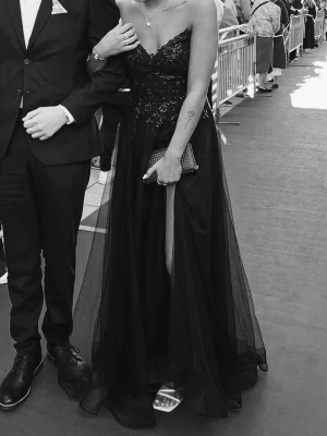 Balklänning med spets och slits - Elegant svart balklänning med hjärtformad överdel i spets och markerad midja. Klänningen har en slits framtill och har axelband men jag valde bara att vika ner dom, Perfekt för bal till student. Nypris 3200💕