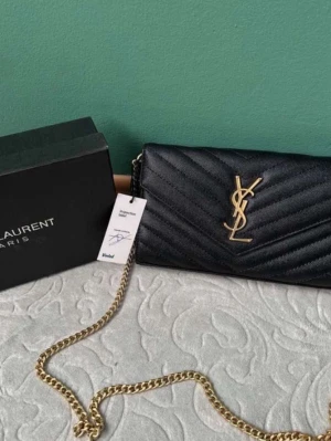 Saint Laurent cassandre väska  - Säljer min saint Laurent väska som jag köpte på vinted❤️ ! Box/dustbag är inkluderat. Lämnar samma dag som köp❤️🌸Priset kan självklart diskuteras 🥰