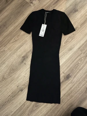 Svart klänning - En svart klänning, lappen är kvar 