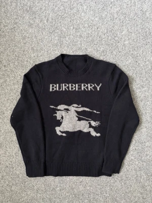 Burberry black sweater - Storlek L, passar M perfekt. Helt ny. 100% ull