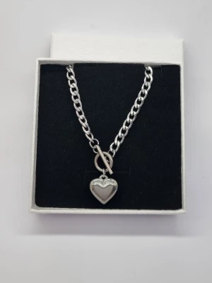 Stilfullt halsband med hjärta  - Material-rostfritt stål.  Kedjetjocklek-5mm #36