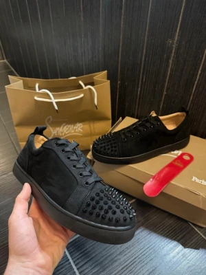 Svarta sneakers med nitar Louboutin - Säljer ett par helt nya Christian Louboutins. Originallåda tillkommer!