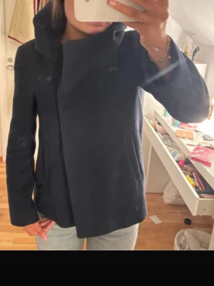 Mörkblå Zara kappa  - Snygg mörkblå kappa, inga tecken på användning alls nästan, inga nopprar, storlek Xs. Nypris över 700kr