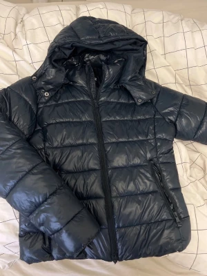 Lager 157 dunjacka! - Säljer denna trendiga jacka från lager 157, den är nyskick och endast använd en gång!! 