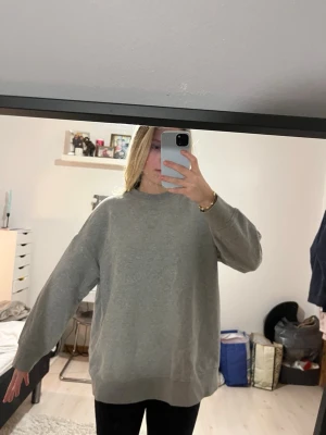 Oversized grå sweatshirt - En enkel och oversized grå sweatshirt med rund hals. Den har ett mjukt material och passar till de mesta!!🩶från monki i storlek xs