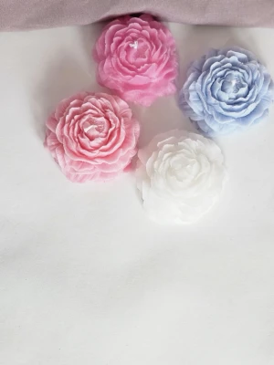 Peony Bloom ljus  - Hemmagjorda ljus 🥰 finns i färgerna vit, rosa, blå, röd, brun och grön 🥰 Pris 29:- eller 2 för 49:- ✨ skriv hur många och vilken färg ni vill ha 🥰 