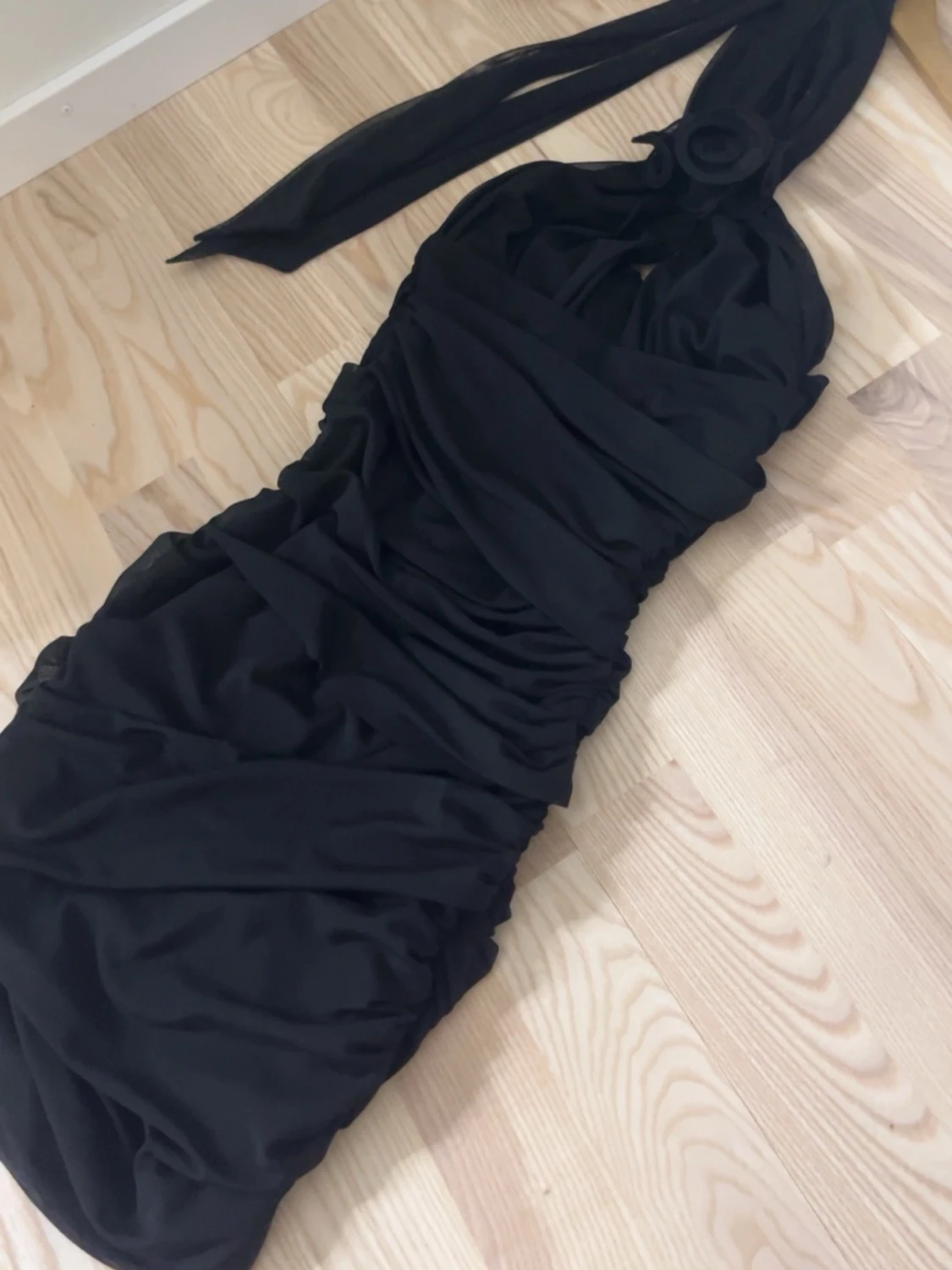 Svart omlott kortklänning med knyt - 1