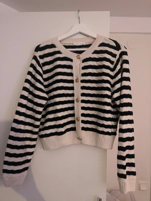 Kofta  - Söt randig kofta med ”guldiga” knappar från Primark! Storlek L men liten i storlek och passar mig som använder S 🤍🤍