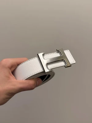 Vit-Silvrigt Hermèsbälte - Tja, säljer detta snygga vit-silvriga hermèsbälte. Inga defekter och i nyskick. Hojta till vid frågor eller funderingar!