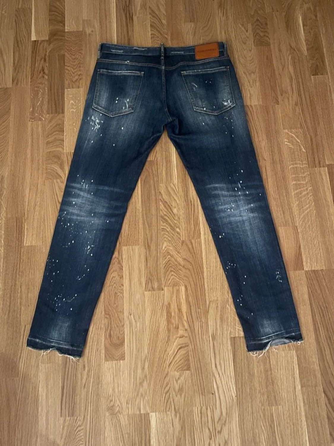 Mörkblå distressed jeans med stänk - 1