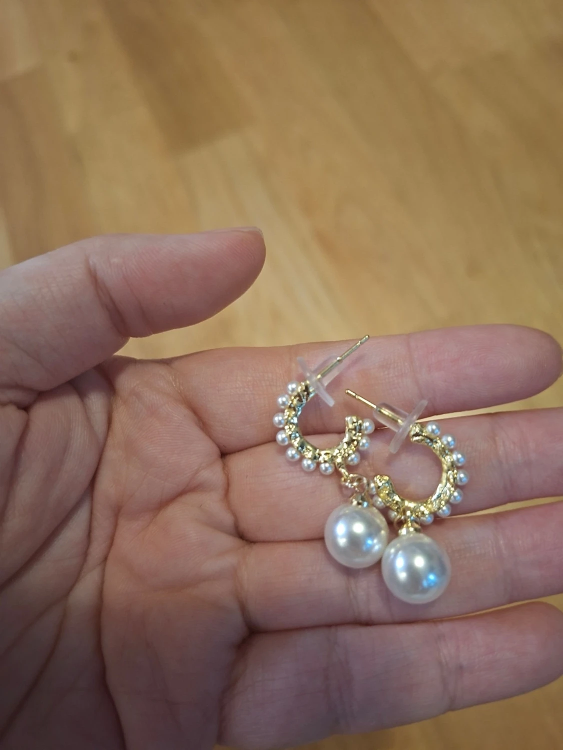 Guldiga örhängen med pärlor - 1