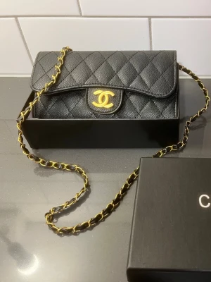 Axelväska  - Supersnygg svart axelväska helt ny och oanvänd, allt som visas i bilden medföljer, skickas inom 24 timmar, passar perfekt för skolan, jobbet men även fest kvällar