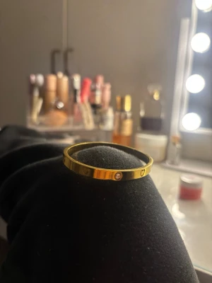 Guldigt armband  - Jätte sött armband med hjärtan och diamant liknande stenar inkarvade. Köpt i London så vet inte märket men nypris var 299. Inga defekter