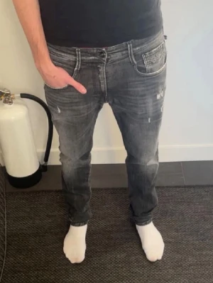 Replay anbass slimfit aged 05 years - Hej, Säljer nu mina sjukt snygga Replay jeans som har en sjukt snygg grå färg med slitningar lite här och där. Just denna modellen ar sjukt populär och svår att få tag på! Storleken är 31/30. Nyrpris 1899kr. För fler frågor eller funderingar så är det bara att höra av sig!