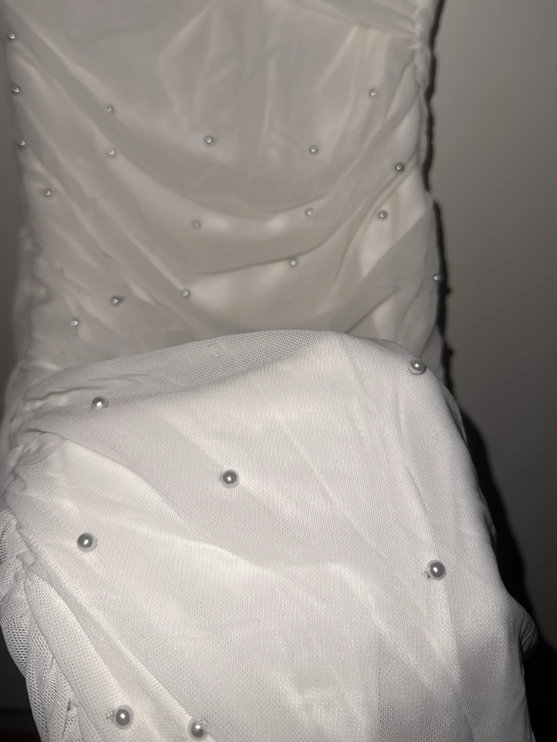 Vit kortklänning med pärldetaljer - 1