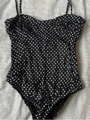 Prickig body zara - Snygg svart body från Zara i storlek s med vita prickar och smala axelband. 