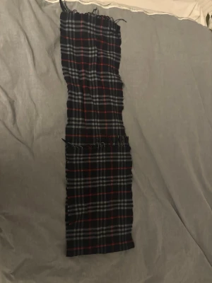 Vintage burberry halsduk - Vintage burberry halsduk säljs billigt då äkthetsintyg saknas