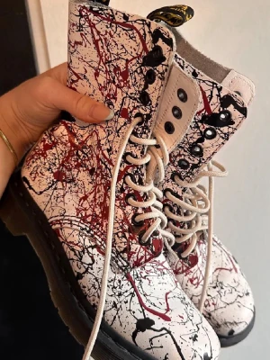 Dr martens - Dr Martens, vita med svart och rött förgstänk. Har en repa på ena skon men är annars som nya