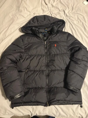 Ralph lauren jacka - Säljer min svarta Ralph lauren jacka med inga sorts defekter och använt nu i strax 2 månader, pris kan diskuteras