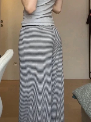 Randiga Mads Nørgaard lounge byxor - Säljer ett par sjuuukt snygga lounge-byxor från Mads Nørgaard med gråvita horisontella ränder och vid passform. De är höga i midjan men går att vika ner lite och har en mjuk, stretchig känsla som gör dem superbekväma. Perfekta som lounge-wear eller till vardags. Står XS i storlek man kan definitivt även passa S. Knappt använda.