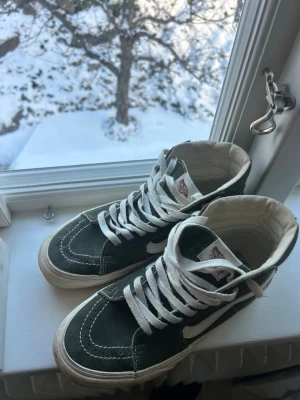 Mörkgröna Vans  - Så coola Vans som är lite högre!!💕💕