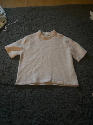 Ljusrosa stickad tröja Gina Tricot - Ljusrosa stickad T-shirt.  Nästan helt ny, använd få antal gånger