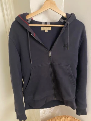 Burberry hoodie - Säljer nu denna Burberry hoodien för bara 1499! Den är självklart äkta och säljer så billigt för att jag behöver pengar nu. Vid frågor och funderingar är det bara att skriva!