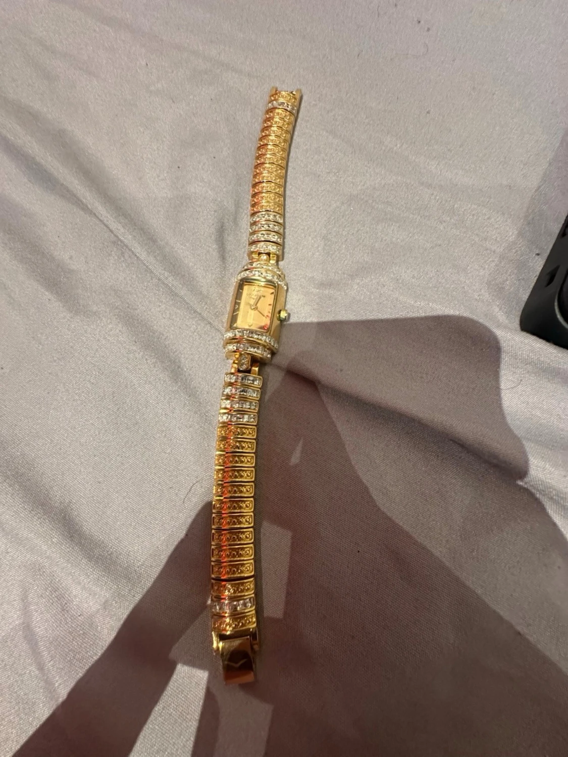 Guldig rektangulär klocka med stenar - 1