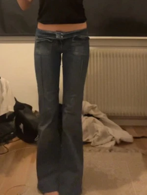 Blå bootcut jeans med låg midja - Low waist Nelly jeans! Stl xxs/xs. Jag har förkortat dom i längden men är 155 och har rätt långa ben