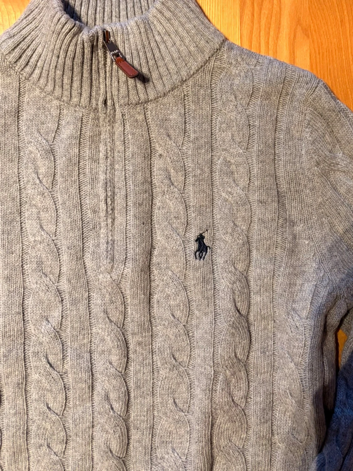Grå kabelstickad tröja  - 1