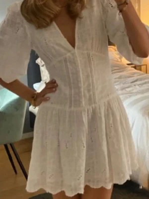 Vit Zara klänning - Vit  Zara klänning med ett fint broderimönster som inte säljs längre! Säljer då den tyvärr är alldeles för stor och lång på mig!! Pris kan alltid diskuteras och postar samma eller nästa dag 🥂