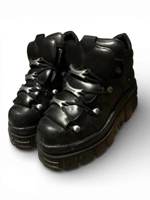 New Rocks - Fina new rock skor (Autentiska) i storlek 44, de är i bra skick. Originallådan finns också, pris kan diskuteras