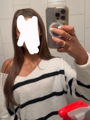 Vit randig stickad tröja - Vit stickad tröja med svarta horisontella ränder. Tröjan har en lös passform och är offshoulder på ena sidan. Perfekt för en avslappnad och trendig look. Den är köpt i Spanien och jag köpte den för två veckor sen 