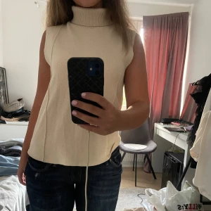 Polotröja från Zara - Polotröja utan armar i färgen creme/beige, från Zara men köpt på vinted men har inte kommit till användning. Tröjan är lite nopprig men inget märkvärdigt, den är i bra skick. Kontakta mig gärna vid frågor 💕☺️