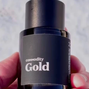 Commodity Gold Expressive 30 ml - Commodity Gold Expressive, 30ml. Enbart testsprayad ett fåtal gånger. Kommersiellt originalförpackningen. Givetvis förvarad mörkt och svalt. Påminner mycket om Byredos Gypsy Water. 
