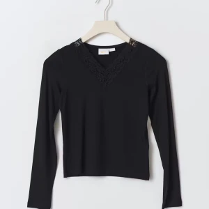 Mörkblå långärmad topp med spets - Mörkblå långärmad topp med v-ringning och snygg spetsdetalj runt halsen. Tunn och mjuk, perfekt för lager-på-lager eller som den är. Enkel men ändå med en liten twist tack vare spetsen.