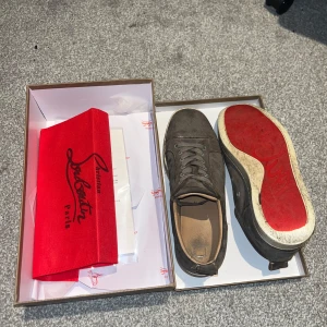 Gråa mocka Loubs utan spikar - Snygga Loubs med grå mocka färg, skorna är rätt så sletna men är fortfarande sköna och sitter bra.  Defekterna syns på bilderna, Hör av er om ni undrar något eller vill ha fler bilder🤗mvh Shorter’s resell