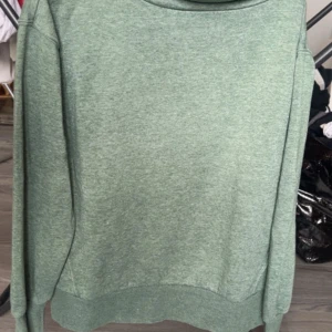 Grön tjocktröja i bomullsmix - Mysig ljusgrön tjocktröja  långa ärmar. Tröjan är i mjuk bomullsmix och har en relaxed passform. Perfekt för chill dagar eller när du vill ha något bekvämt på dig. Enkel och stilren design utan tryck eller detaljer. Knottrig som synd på bild övrigt fin