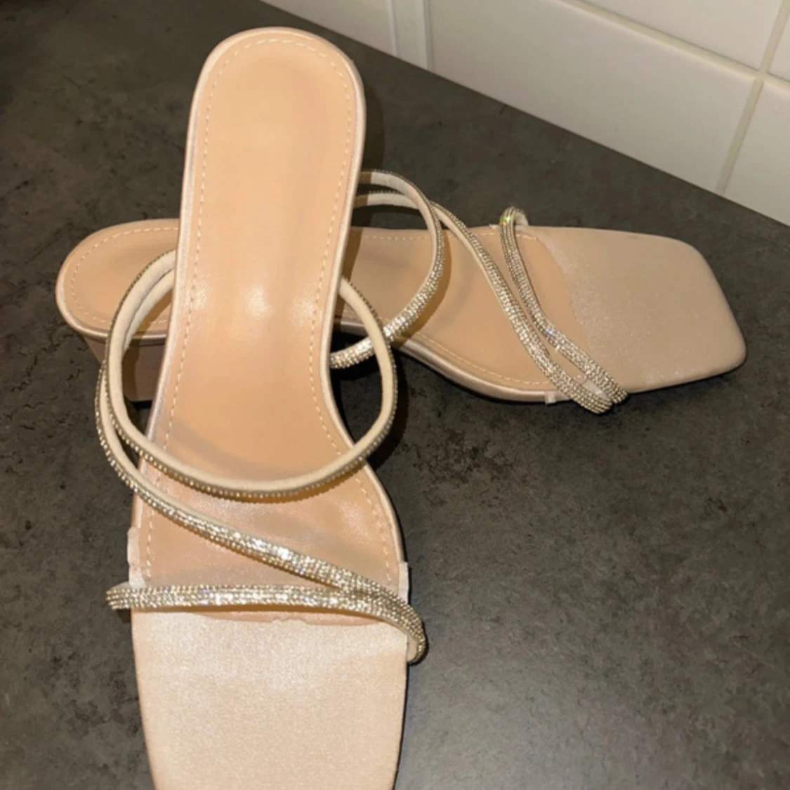 Beiga sandaler med glittriga remmar - 1