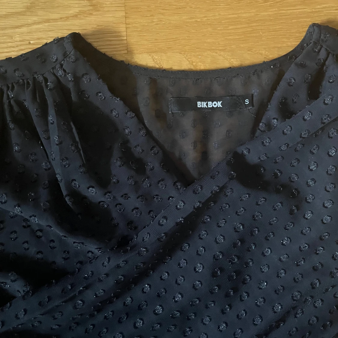 Svart prickig omlottklänning Bik Bok - 2